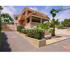 Se vende precioso y gran chalet independiente en Calpe