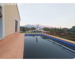 Se vende bonita casa con zona de piscina y barbacoa