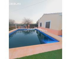 Se vende bonita casa con zona de piscina y barbacoa