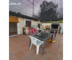 Se vende bonita casa con zona de piscina y barbacoa