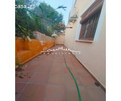 Se vende bonita casa con zona de piscina y barbacoa