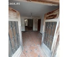 Casa de pueblo para reformar, da a dos calles