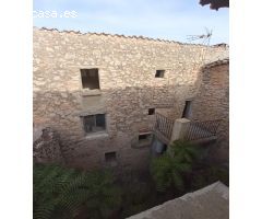Casa de pueblo para reformar, da a dos calles