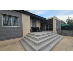 Espléndida Villa Renovada con Jardín, Piscina y Espaciosa Terraza