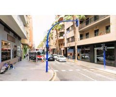 el piso de 3 dormitorios y 2 baños en la calle Ramon Gallud en pleno centro de Torrevieja