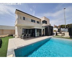 Villa con vistas a un parque de pinos y al lago salado