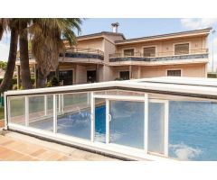 villa de 7 dormitorios y 5 baños con garaje en parcela 700 m2 con piscina cubierta y garaje