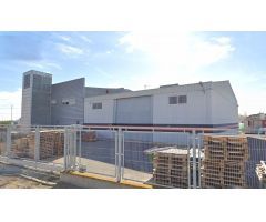 ALQUILER DE NAVE + OFICINAS EN CARRETERA DE ALQUERÍAS: ACCESOS INMEJORABLES Y DISEÑO FUNCIONAL