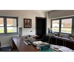 ALQUILER DE NAVE + OFICINAS EN CARRETERA DE ALQUERÍAS: ACCESOS INMEJORABLES Y DISEÑO FUNCIONAL