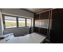 ALQUILER DE NAVE + OFICINAS EN CARRETERA DE ALQUERÍAS: ACCESOS INMEJORABLES Y DISEÑO FUNCIONAL