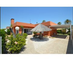 VILLA CON VISTAS AL MAR  -MUCHO POTENCIAL-