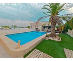 Venta de casa adosada con piscina privada en  Orihuela Costa