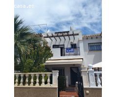 Descubre tu paraíso en Punta Prima, Orihuela Costa con este tríplex único