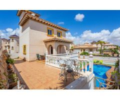 Oasis Familiar: Chalet con Piscina en Urbanización Privada