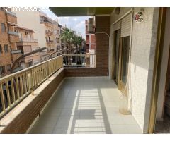 GRAN APARTAMENTO DE 4 DORMITORIOS A MENOS DE 500 METROS DEL MAR - ZONA TORREVIEJA CENTRO -