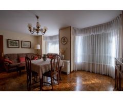 Se vende espacioso piso de tres dormitorios en  Villaviciosa, Asturias.