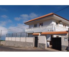 Se vende hermoso chalet de dos niveles con impresionantes vistas al mar, piscina y huertas.