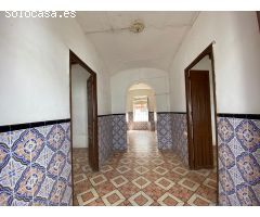 CASA CON GARAJE EN AHILLONES.