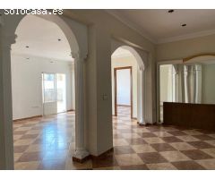 SE VENDE PISO DE CUATRO DORMITORIOS EN  ZAFRA