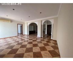 SE VENDE PISO DE CUATRO DORMITORIOS EN  ZAFRA