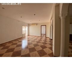 SE VENDE PISO DE CUATRO DORMITORIOS EN  ZAFRA