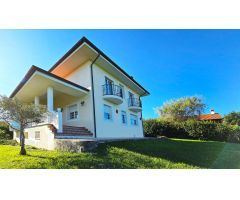 Moderno Chalet individual en finca urbana de 1.860 mt2 al lado de Comillas, Practicamente nuevo.
