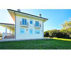 Moderno Chalet individual en finca urbana de 1.860 mt2 al lado de Comillas, Practicamente nuevo.