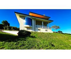 Moderno Chalet individual en finca urbana de 1.860 mt2 al lado de Comillas, Practicamente nuevo.