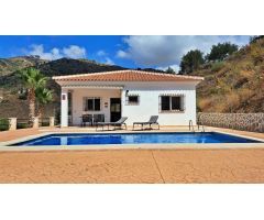 Casa de Campo en Arenas, con 3 dormitorios, 1 baño y piscina.