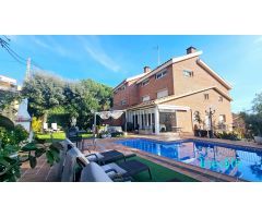 Gran casa con piscina en zona exclusiva de Castelldefels, 6 estancias