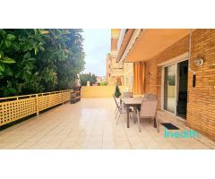 Bonito piso con graqn terraza y piscina comunitaria en la playa de Cunit a 60 metros del mar