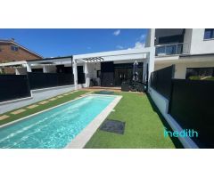 Preciosa adosada de una sola planta con piscina privada en Cunit Zona Residencial