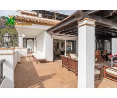 Exclusivo ático en Marina del Este con terraza de 100 m2, garaje, piscina y vistas al mar