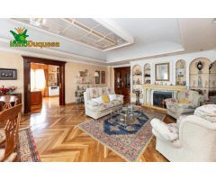 VILLA DE LUJO EN URBANIZACIÓN MONTELUZ