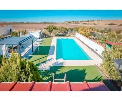 ESPECTACULAR CHALET CON FANTASTICO TERRENO EN LAS LOMAS DEL REY.- LA CARLOTA.- CÓRDOBA