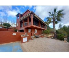 Espacioso chalet de cuatro habitaciones con piscina en La Nucía pueblo lindando con zona verde
