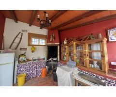 Espacioso chalet de cuatro habitaciones con piscina en La Nucía pueblo lindando con zona verde