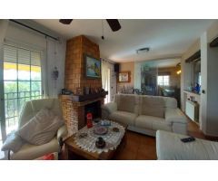 Espacioso chalet de cuatro habitaciones con piscina en La Nucía pueblo lindando con zona verde