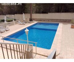 Villa de 337m2 con 4 habitaciones, piscina grande y parcela de 2500m2 en el Albir
