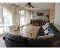 Villa de 337m2 con 4 habitaciones, piscina grande y parcela de 2500m2 en el Albir