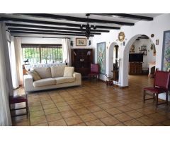 Chalet tradicional de 3 dormitorios, piscina, garage y parcela de 1000m2 en el corazón del Albir