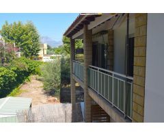 Chalet de 352m2 divido en 2 viviendas, con parcela de 800m2 y licencias turísticas en Albir bajo