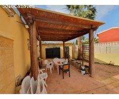 Chalet de 5 dormitorios, 2 baños, piscina propia en urbanización a 5 min de Alfaz