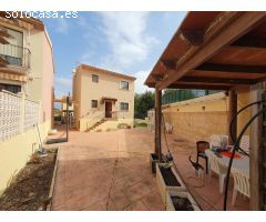 Chalet de 5 dormitorios, 2 baños, piscina propia en urbanización a 5 min de Alfaz