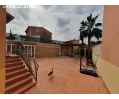 Chalet de 5 dormitorios, 2 baños, piscina propia en urbanización a 5 min de Alfaz