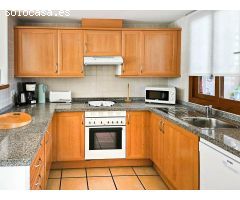 *Apartamento de 2 dormitorios, 2 baños, piscina climatizada y garaje a 1.5km de Alfaz pueblo*