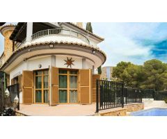 Precioso chalet de tres dormitorios, parcela de 500m2 y piscina en Sierra Cortina