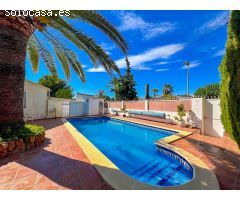 * Espacioso chalet de 4 dormitorios 3 baños, piscina y garaje doble en La Nucía *