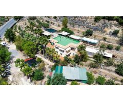 Casa rústica de 317 m² en finca de 8700 m² con vistas al mar