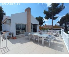 Villa de cuatro dormitorios, 3 baños, piscina y parking con 1.000 de parcela en Albir
